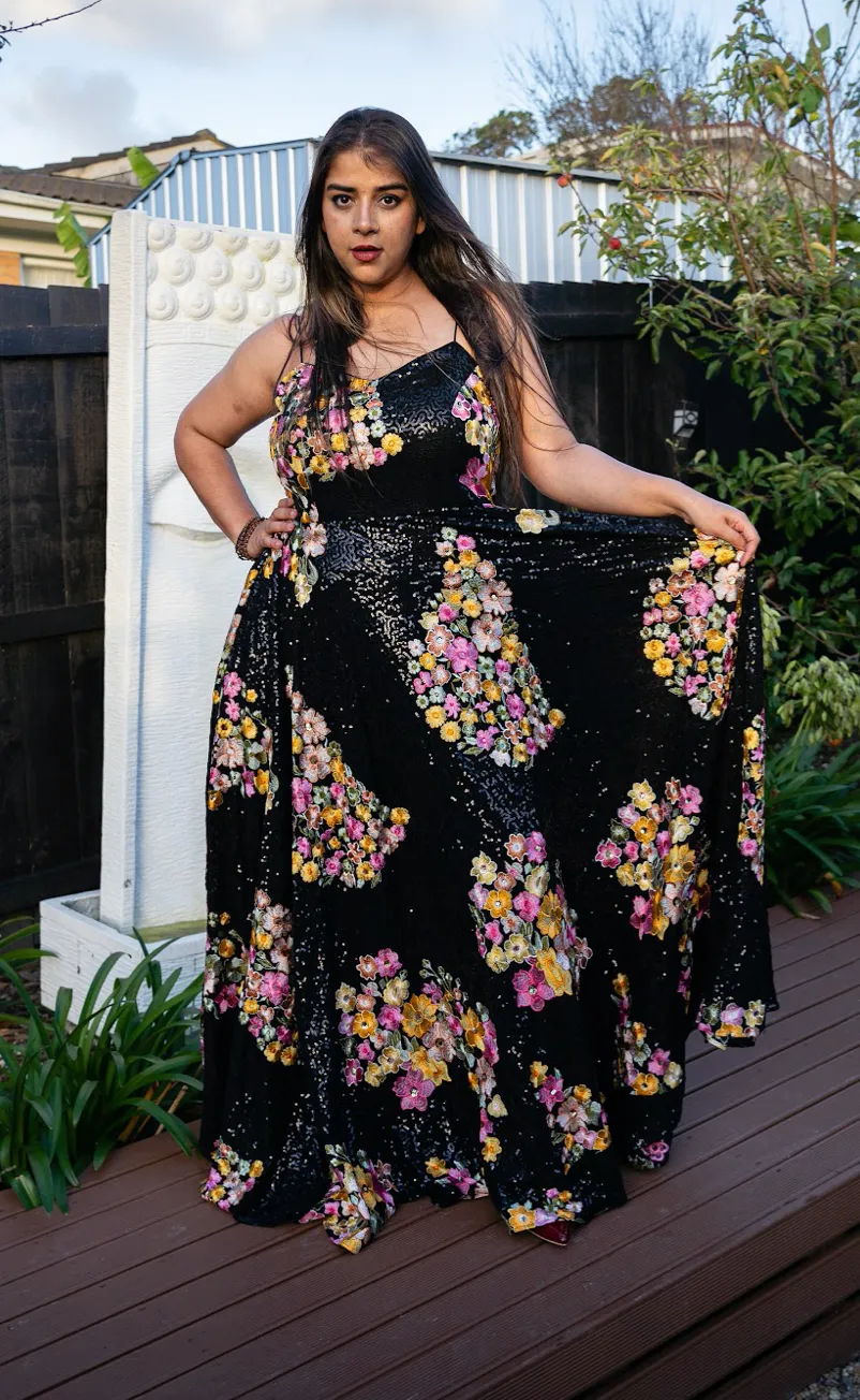 Noori Black Phool Aur Sitara Gown